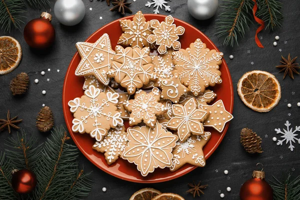 Chutné Vánoční Sušenky Jedlové Větve Slavnostní Dekor Černém Stole — Stock fotografie