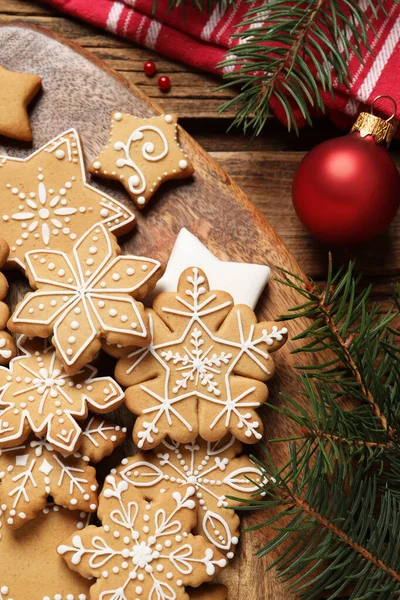 Plochá Kompozice Chutnými Vánočními Sušenkami Dřevěném Stole — Stock fotografie