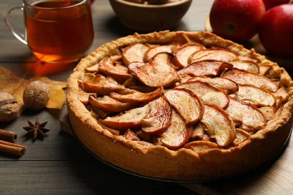 Deliciosa Torta Maçã Ingredientes Xícara Chá Mesa Madeira Close — Fotografia de Stock