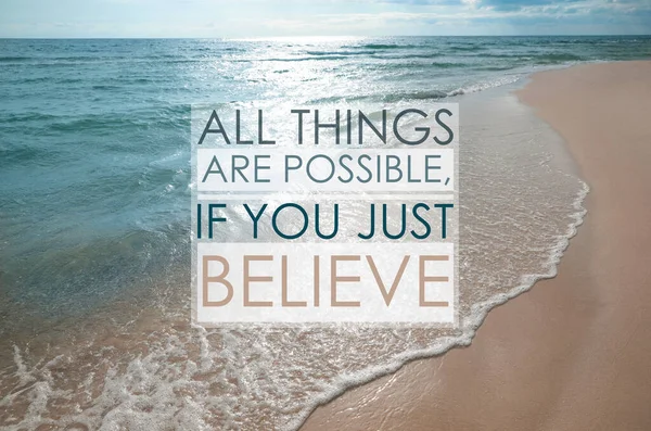 すべてのことが可能です あなただけ信じている場合 信仰の力についてのインスピレーションの引用 美しい砂浜と海に対するテキスト — ストック写真