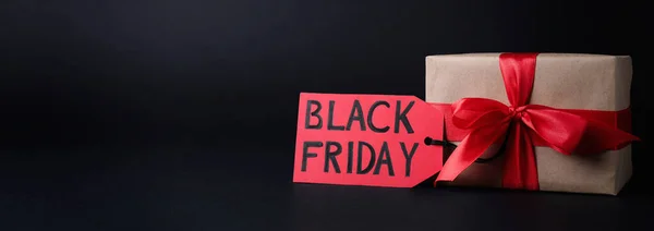 Caja Regalo Etiqueta Con Palabras Viernes Negro Sobre Fondo Oscuro — Foto de Stock