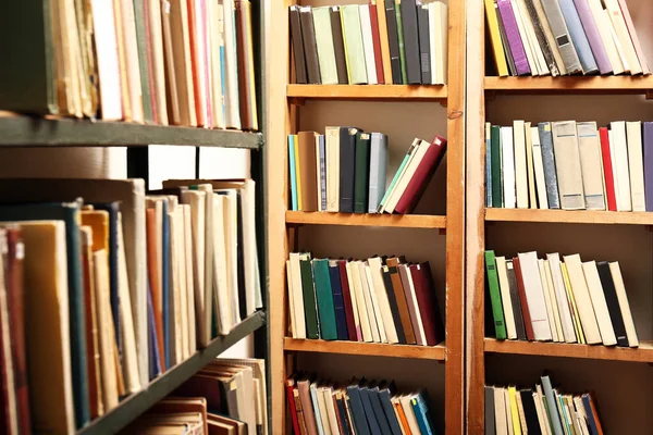 Collectie Van Verschillende Boeken Planken Bibliotheek — Stockfoto