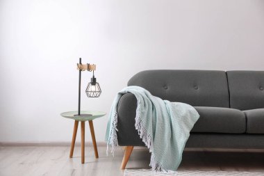 Rahat kanepeli oturma odası. İç tasarım