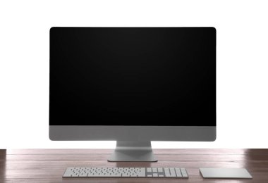 Boş ekran ekranlı modern bilgisayar ve ahşap masa üzerinde beyaz arkaplan karşı çevresel