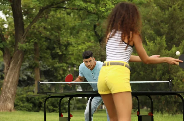 在夏日 朋友们在户外打乒乓球 — 图库照片