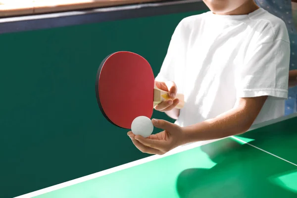 Menino Brincando Ping Pong Dentro Casa Close — Fotografia de Stock