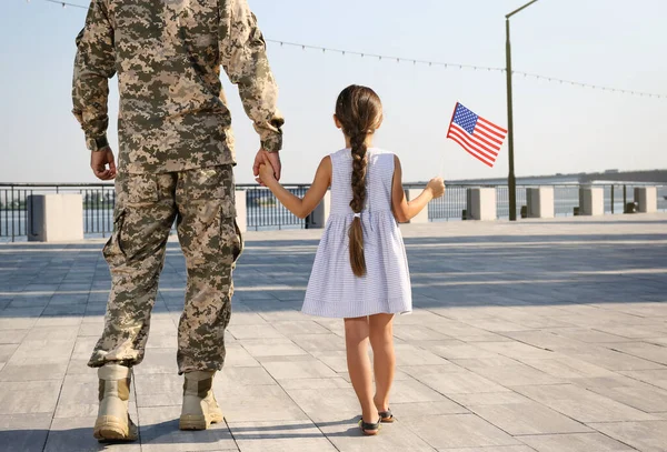 Soldado Sua Filhinha Com Bandeira Americana Livre Vista Para Trás — Fotografia de Stock