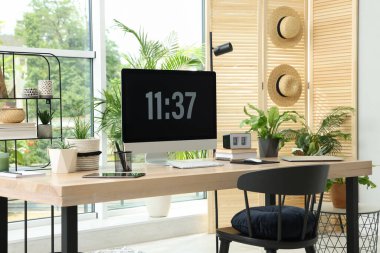 Işık odasında bilgisayar olan rahat bir iş yeri. İç tasarım