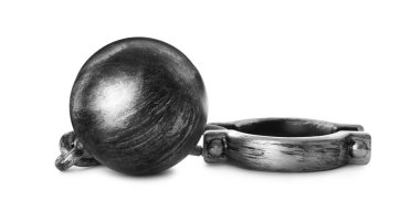 Metal top ve zincir beyaza izole edildi