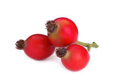 Beyaz arka planda olgun gül böğürtlen