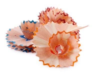 Beyaz arkaplanda renkli kalem talaşı yığını