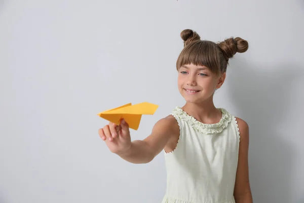 Petite Fille Mignonne Jouant Avec Avion Papier Sur Fond Gris — Photo