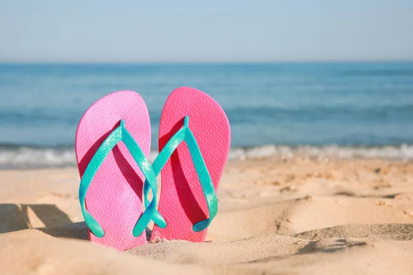 Stijlvolle Teenslippers Zand Het Strand Ruimte Voor Tekst — Stockfoto