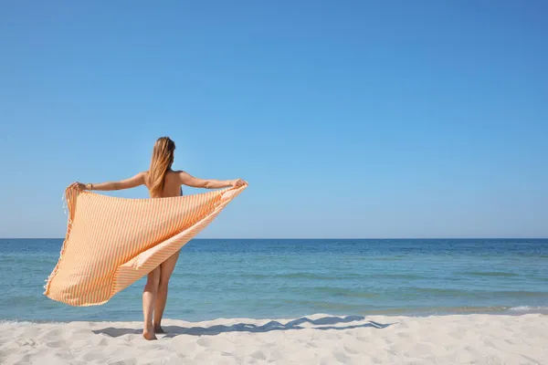 Mulher Com Toalha Praia Perto Mar Dia Ensolarado Vista Para — Fotografia de Stock