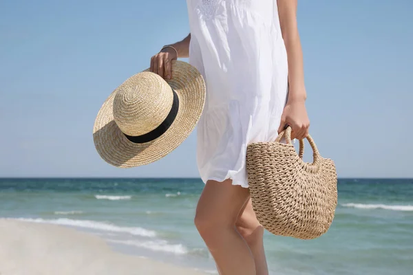 Mujer Con Bolsa Playa Sombrero Paja Cerca Del Mar Primer —  Fotos de Stock