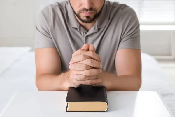 Релігійний Чоловік Біблійною Молитвою Вдома Під Єднанням — стокове фото