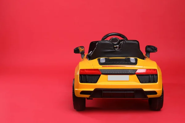 Kinderspielzeugauto Auf Rotem Hintergrund Raum Für Text — Stockfoto