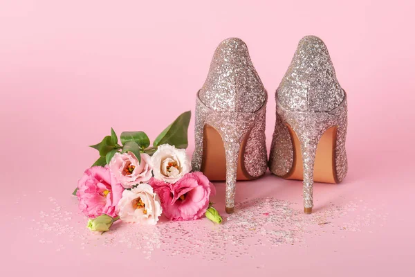 Sapatos Salto Alto Elegantes Das Mulheres Belas Flores Fundo Rosa — Fotografia de Stock