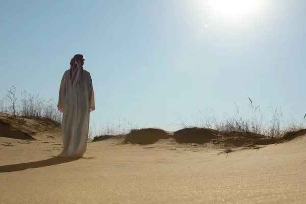 Seorang Pria Dengan Pakaian Arab Berjalan Melalui Gurun Pada Hari — Stok Foto