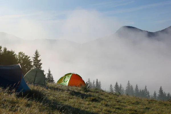 Pittoresco Paesaggio Montagna Nebbioso Con Tende Campeggio Mattino Spazio Testo — Foto Stock