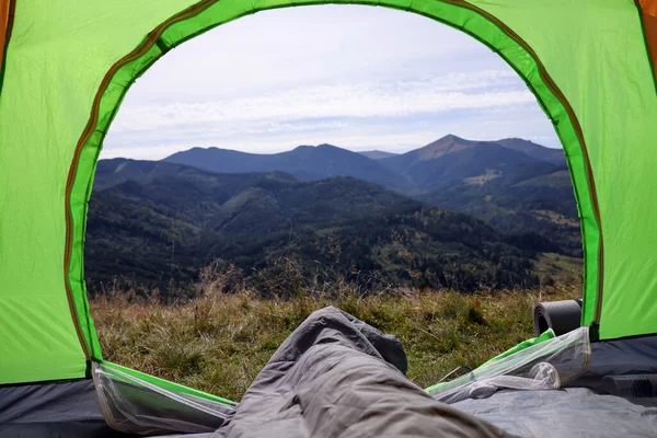 Серый Спальный Мешок Палатке Холме Вид Изнутри — стоковое фото