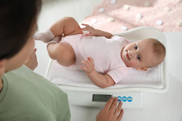 Junge Frau Die Ihr Süßes Baby Hause Wiegt Über Dem — Stockfoto