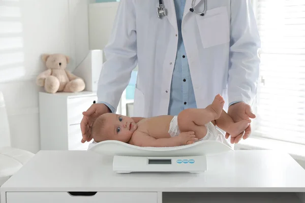 儿科医生在诊所称可爱婴儿的重量 特写镜头 保健服务 — 图库照片