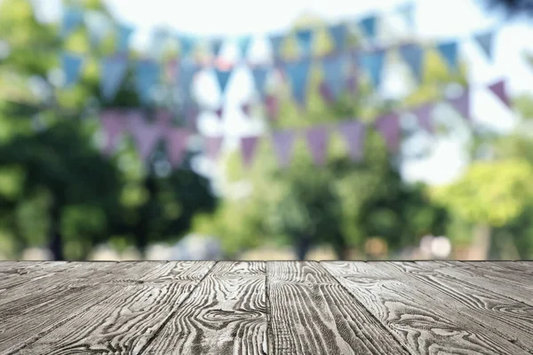 空荡荡的黑色木桌在公园装饰着彩旗 空间设计 户外派对 — 图库照片