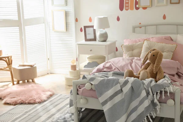 Elegante Interior Habitación Del Niño Con Cama Cómoda — Foto de Stock