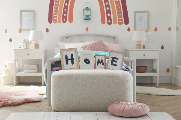 Modern Bir Kızın Yatak Odası Şık Mobilyalarla Dolu Tasarım Için — Stok fotoğraf