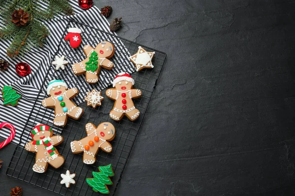 ブラックテーブルの上においしいクリスマスクッキーとフラットレイアウト組成物 テキストのためのスペース — ストック写真