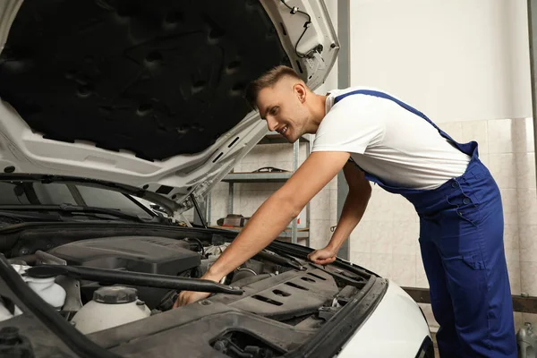 Mecânico Profissional Verificando Carro Moderno Oficina Reparação Automóveis — Fotografia de Stock