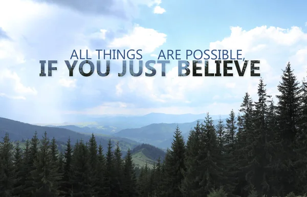すべてのことが可能です あなただけ信じている場合 信仰の力についてのインスピレーションの引用 美しい山の風景に対するテキスト — ストック写真
