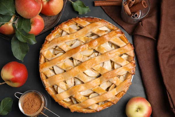 Delicious Traditional Apple Pie Black Table Flat Lay — Stock Photo, Image