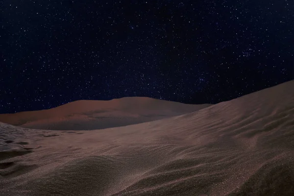 Γραφική Άποψη Της Αμμώδους Ερήμου Κάτω Από Έναστρο Ουρανό Νύχτα — Φωτογραφία Αρχείου
