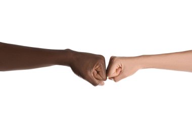 Kadın ve Afrikalı Amerikalı erkek beyaz arka planda yumruk tokuşturuyor.