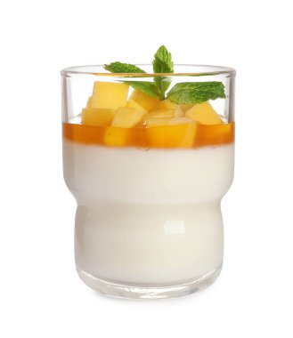 Beyaz üzerine izole edilmiş mango soslu nefis panna cotta.