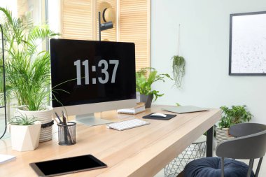 Işık odasında bilgisayar olan rahat bir iş yeri. İç tasarım