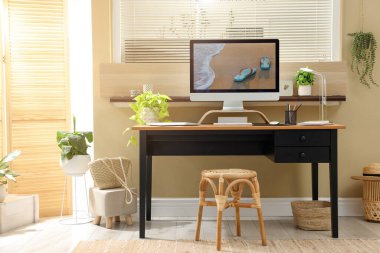 Pencerenin yanında rahat bir iş yeri olan aydınlatma odası.