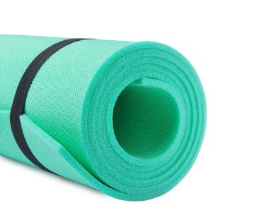 Beyaz arka planda yuvarlanmış kamp paspası, yakın plan