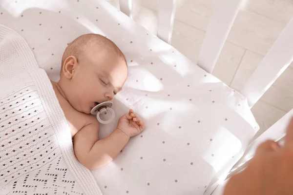 Lindo Bebé Con Chupete Durmiendo Cuna Por Encima Vista Espacio — Foto de Stock