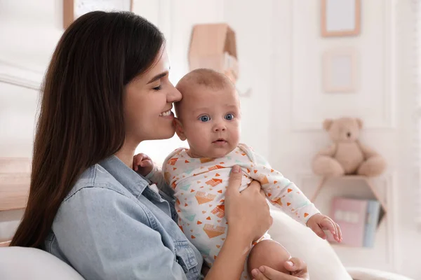 Anya Lány Aranyos Baba Otthon — Stock Fotó