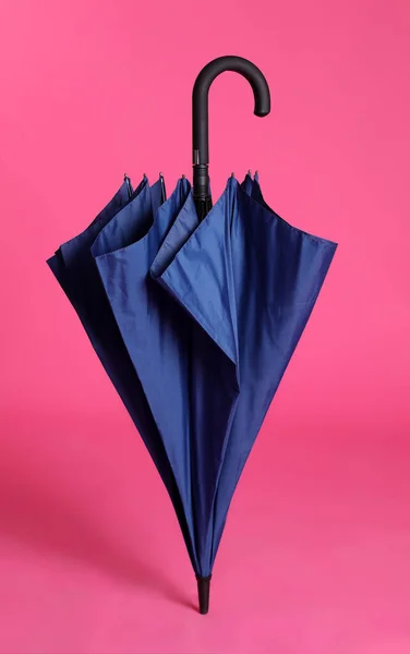 Elegante Paraguas Azul Cerrado Sobre Fondo Rosa — Foto de Stock