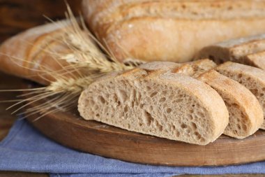 Ahşap tahtada lezzetli ciabatta kes, yakın plan.