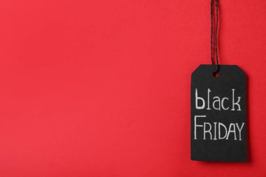 Kırmızı arkaplanda Kara Cuma etiketi, metin için boşluk