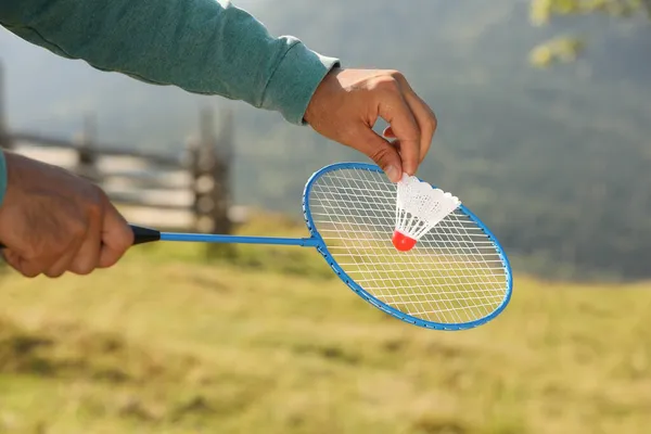 Mann Spielt Sonnigem Tag Freien Badminton Nahaufnahme — Stockfoto