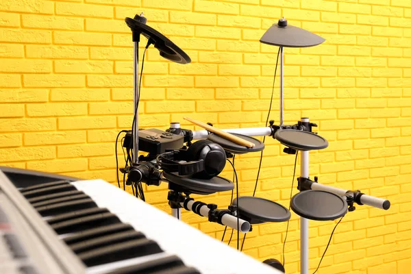 Electronic Drum Kit Synthesizer Yellow Brick Wall Indoors Musical Band — Stock Photo, Image