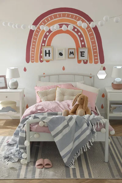 Elegante Interior Habitación Del Niño Con Cama Cómoda — Foto de Stock