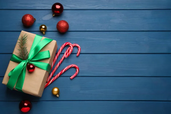 Смачні Цукерки Різдвяні Кульки Подарункова Коробка Синьому Дерев Яному Столі — стокове фото