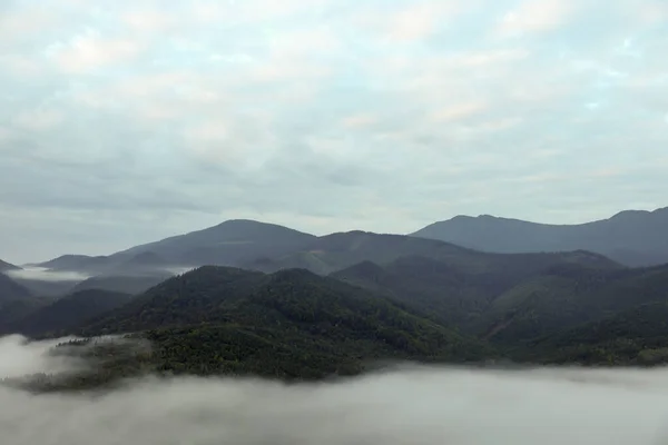 Γραφική Θέα Των Βουνών Που Καλύπτονται Από Ομίχλη — Φωτογραφία Αρχείου